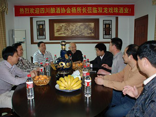 四川釀酒研究所楊所長(zhǎng)到企業(yè)指導(dǎo)交流工作