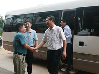 南平市委副書記、代市長袁超洪蒞臨雙龍戲珠酒業(yè)參觀調(diào)研